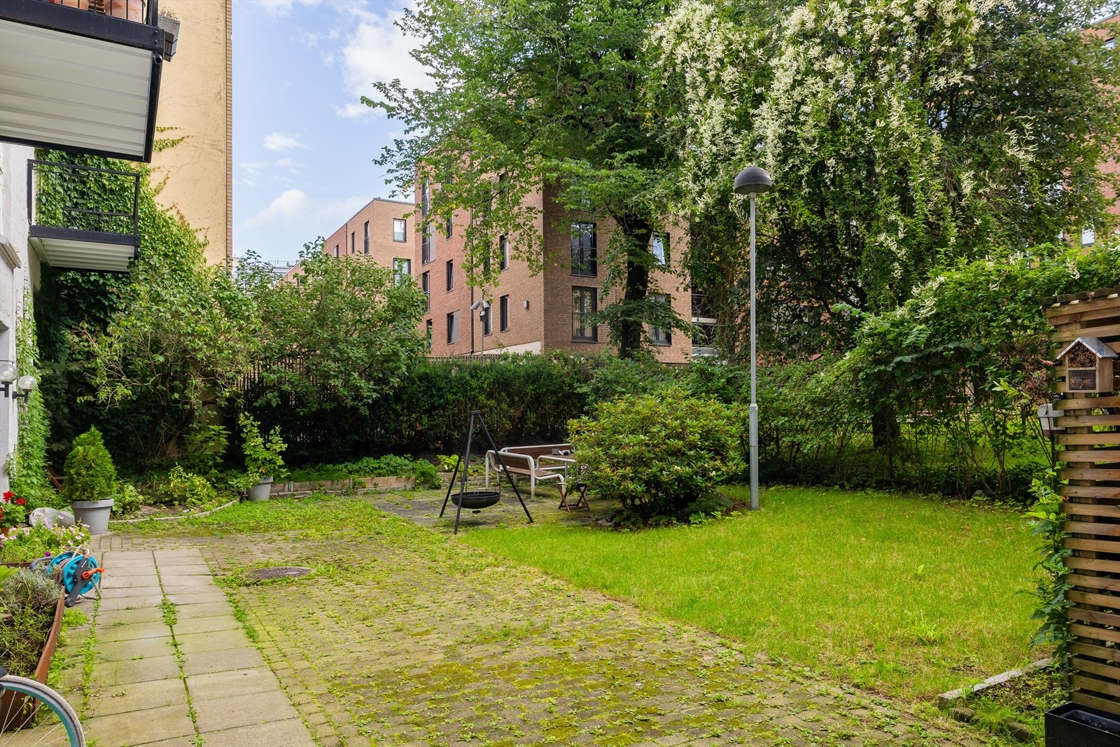Hyggelig grøntområde tilknyttet leilighetsbygget. Galleribilde