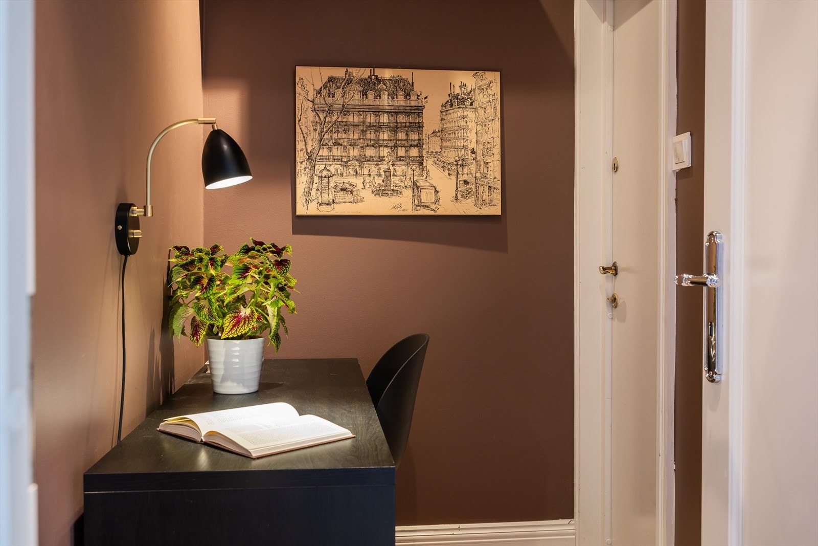 I gang er det plass til et lite kontorområde med utgang til trappeoppgang. Galleribilde