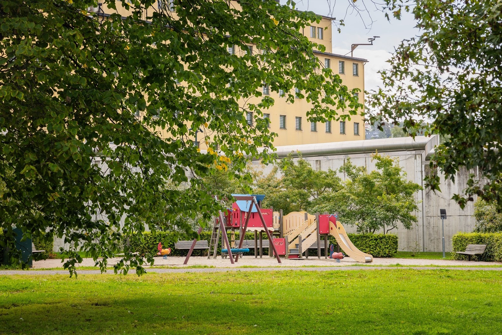 Hyggelig uteplass med klatrestativ for barnefamilier. Galleribilde