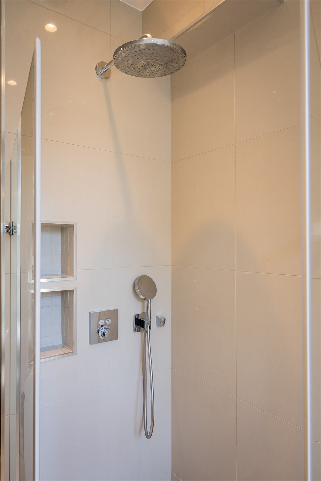 Utstyrt med badekar, dusjhjørne, innfellbare dusjdører, mekanisk avtrekk, opplegg for vaskemaskin, bereder, servantskap og veggmontert wc. Galleribilde