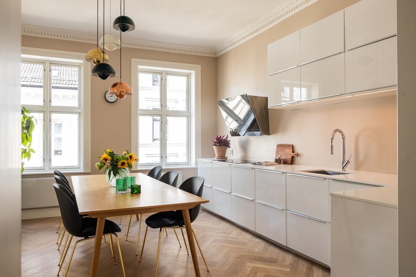 Det er integrert oppvaskmaskin, platetopp og stekovn. Galleribilde