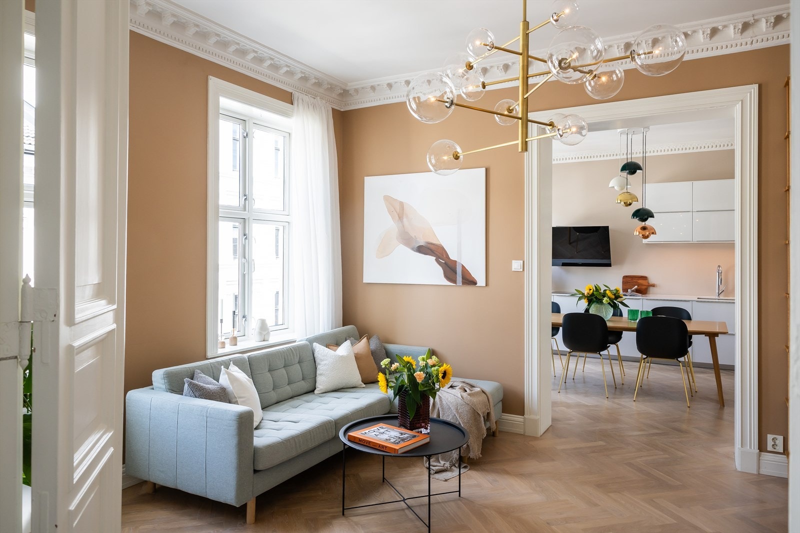 Store vindusflater med 2-lags isolerglass. Galleribilde