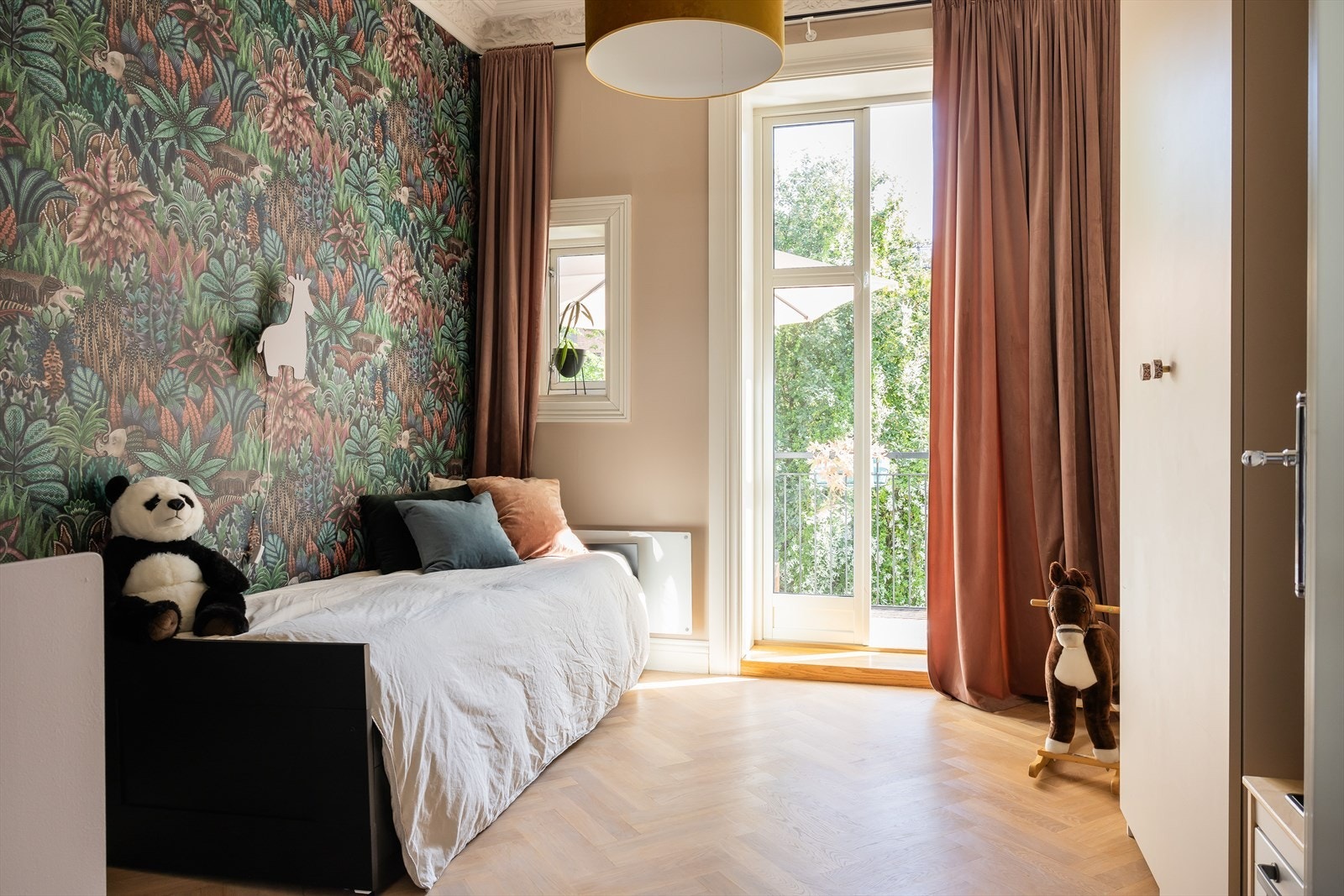 Soverom 2 innredet med garderobeskap og enkeltseng. Galleribilde