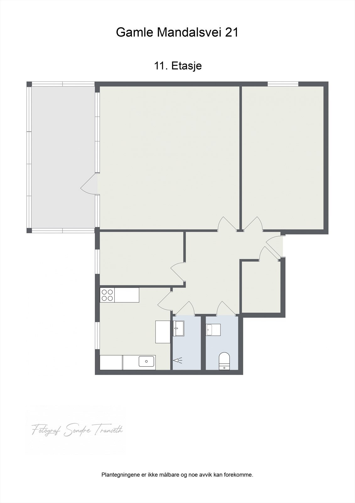 Planløsning: entre/mellomgang, soverom 1, stue med tilkomst til innglasset balkong, soverom 2, kjøkken, bad, toalettrom. I tillegg medfølger det 2 stk. boder. Galleribilde