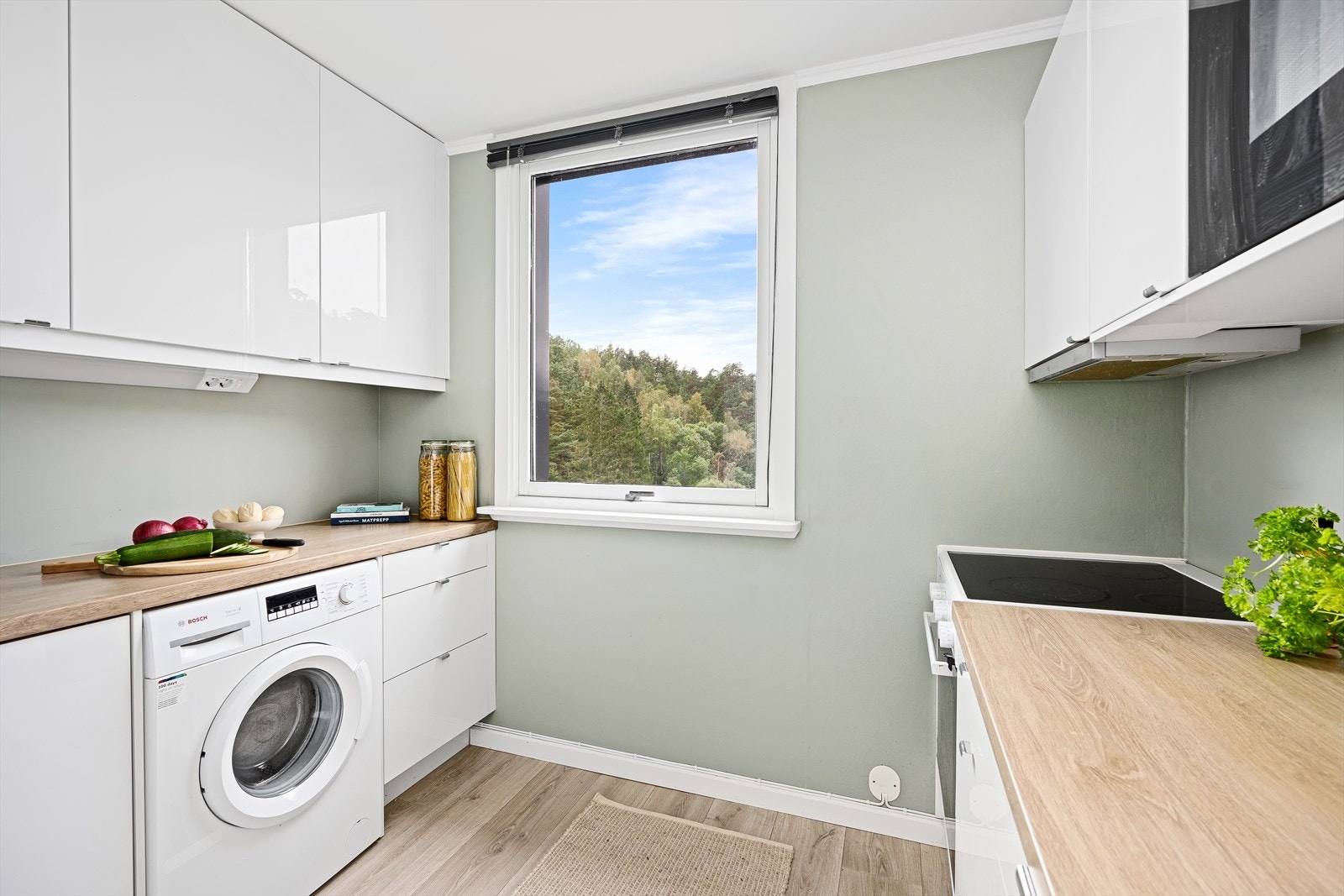 Kjøkkenet er lyst og innbydende og inneholder alt du behøver som komfyr, kjøleskap med frysedel, oppvaskmaskin, samt avsatt plass og opplegg for vaskemaskin. Galleribilde