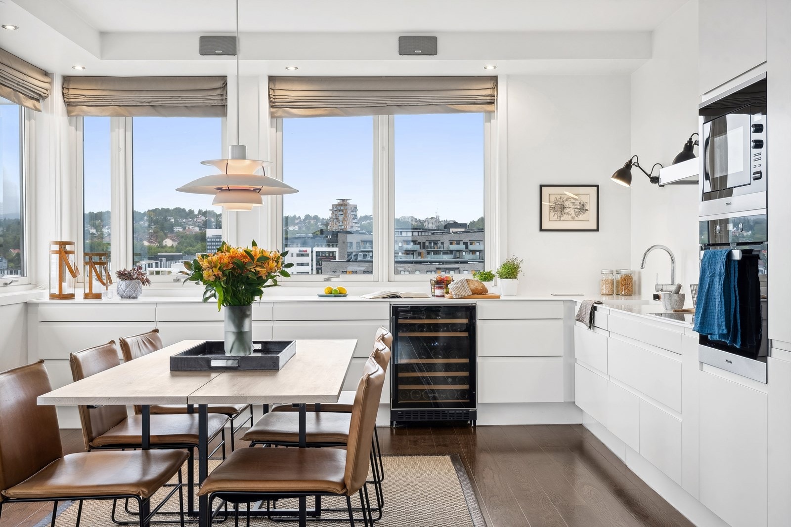 Leiligheten har et smakfullt og velutstyrt kvalitetskjøkken fra HTH, som ble pusset opp og spesialtilpasset for boligen i 2018 - nordisk design på sitt beste, med et stilrent og moderne uttrykk Galleribilde