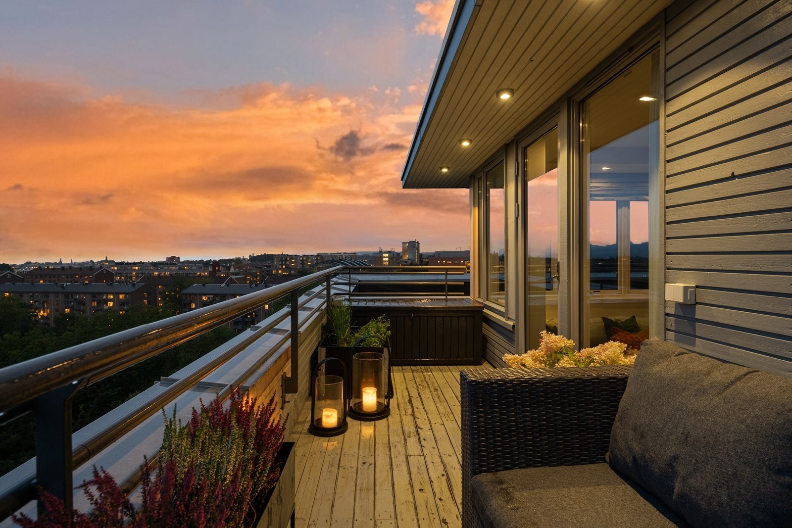 Fra stuen er det adkomst til en privat, sydvendt takterrasse som ligger badet i sol fra morgen til kveld Galleribilde