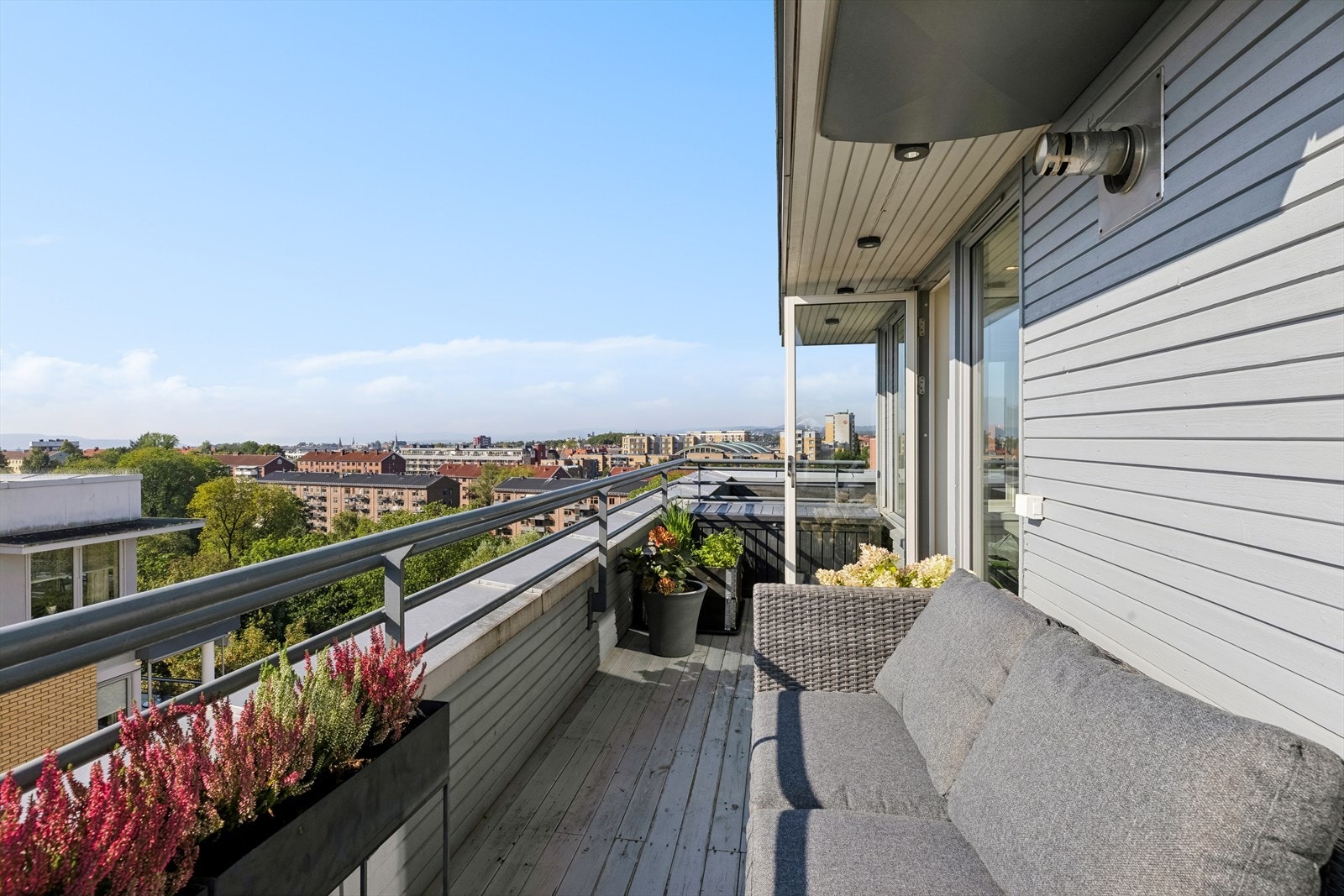 Terrassen er bl.a. utstyrt med downlights og utekontakt Galleribilde