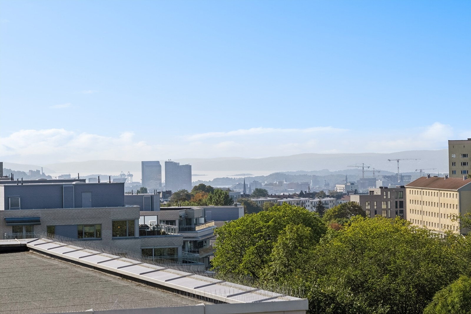Fra den solfylte terrassen har man spektakulær panoramautsikt mot bl.a. Oslofjorden og Holmenkollen Galleribilde