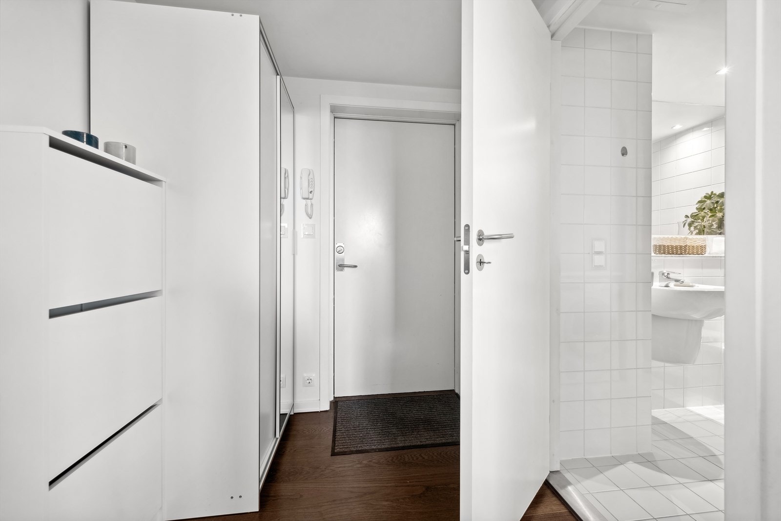 Innbydende og romslig entré av god størrelse, med god lagringsplass i en praktisk skyvedørsgarderobe Galleribilde