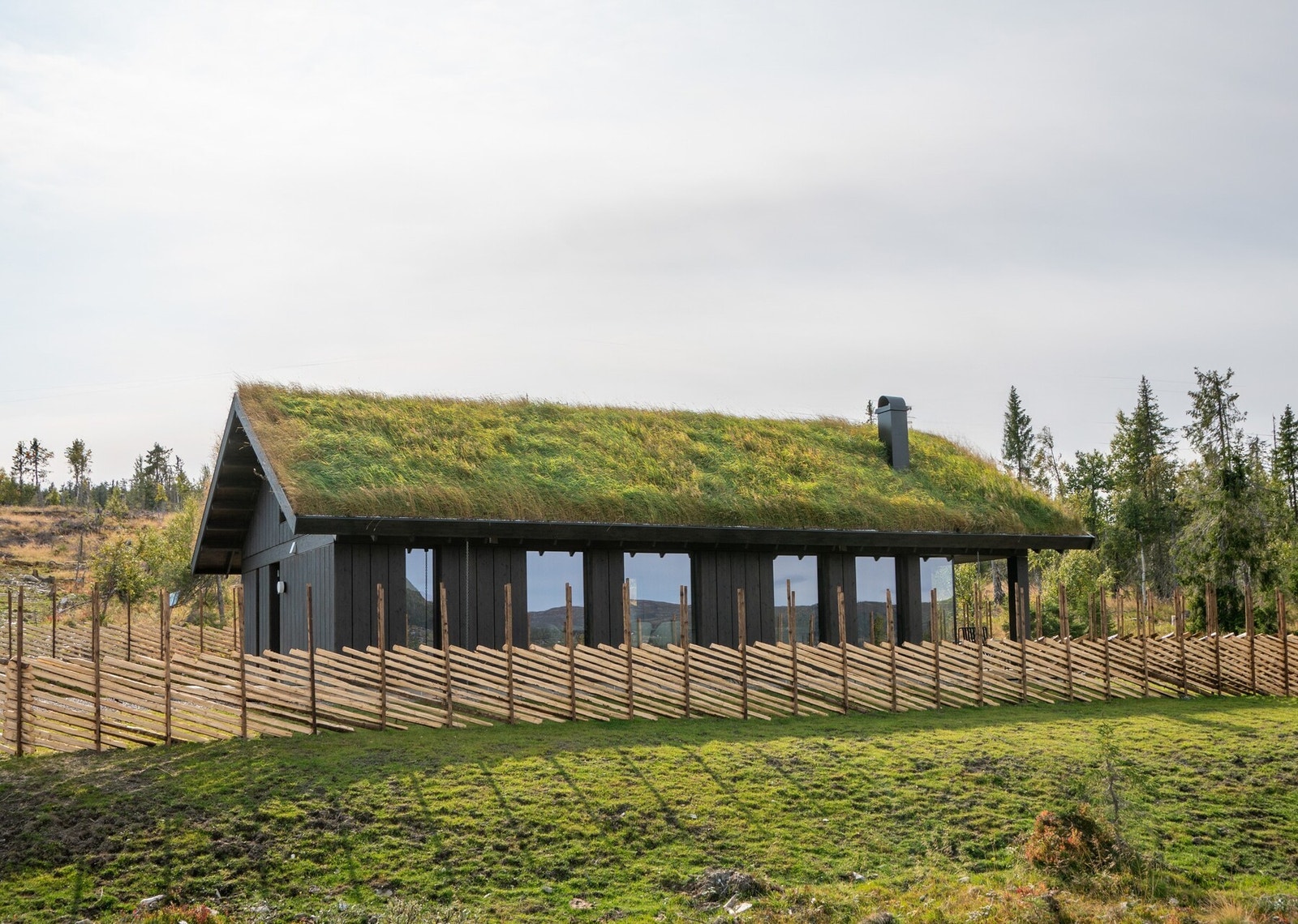 Det er satt opp skigard rundt tomta.
Foto fra 2022 Galleribilde