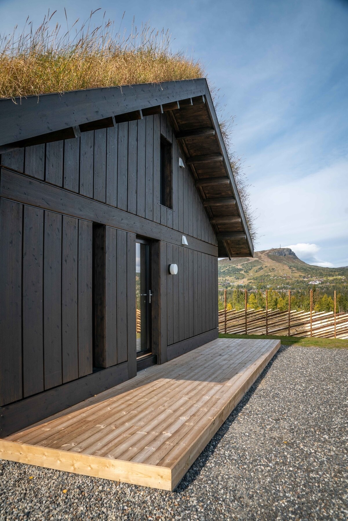 Ute er det platting i begge ender av hytta. Utgang via verandadør Galleribilde