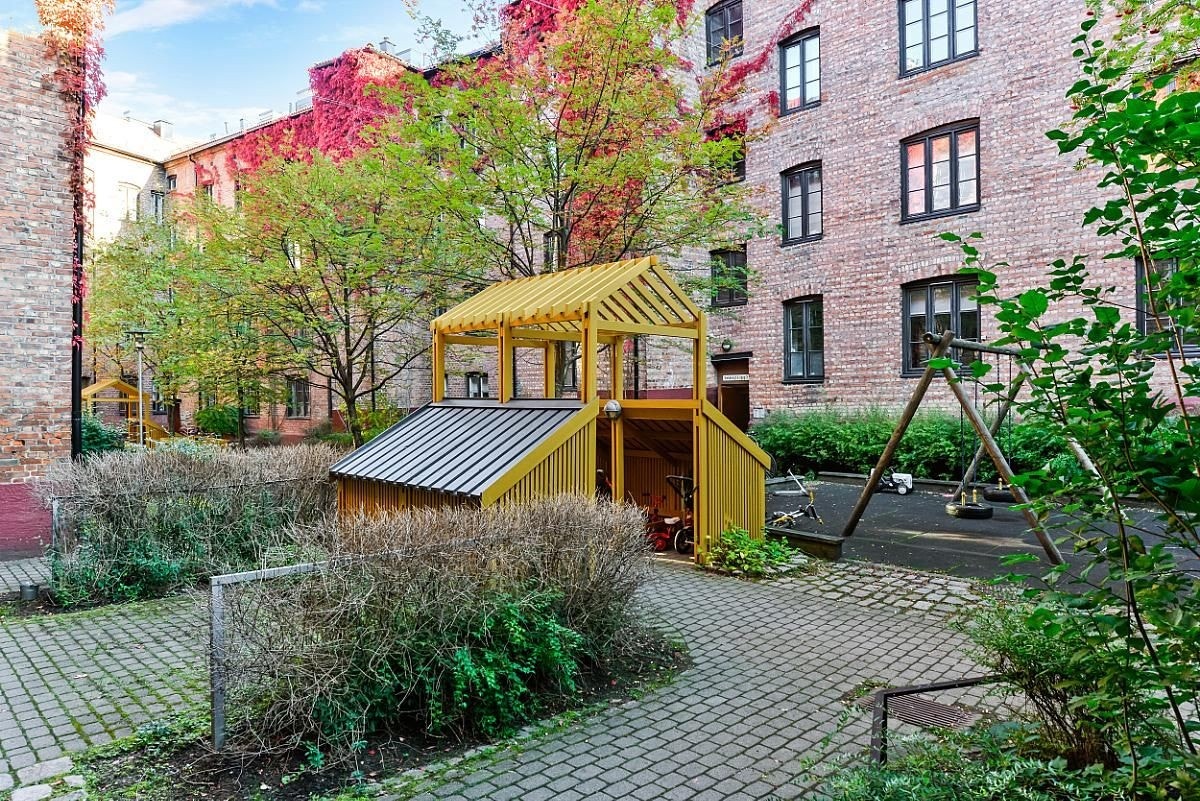 Hyggelig bakgård. Galleribilde