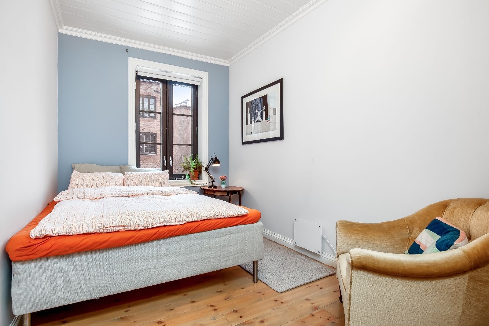 Soverom med plass til skap og dobbeltseng. Galleribilde