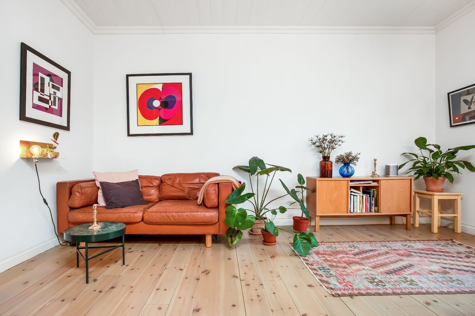Romslig stue med god plass til sofakrok. Galleribilde