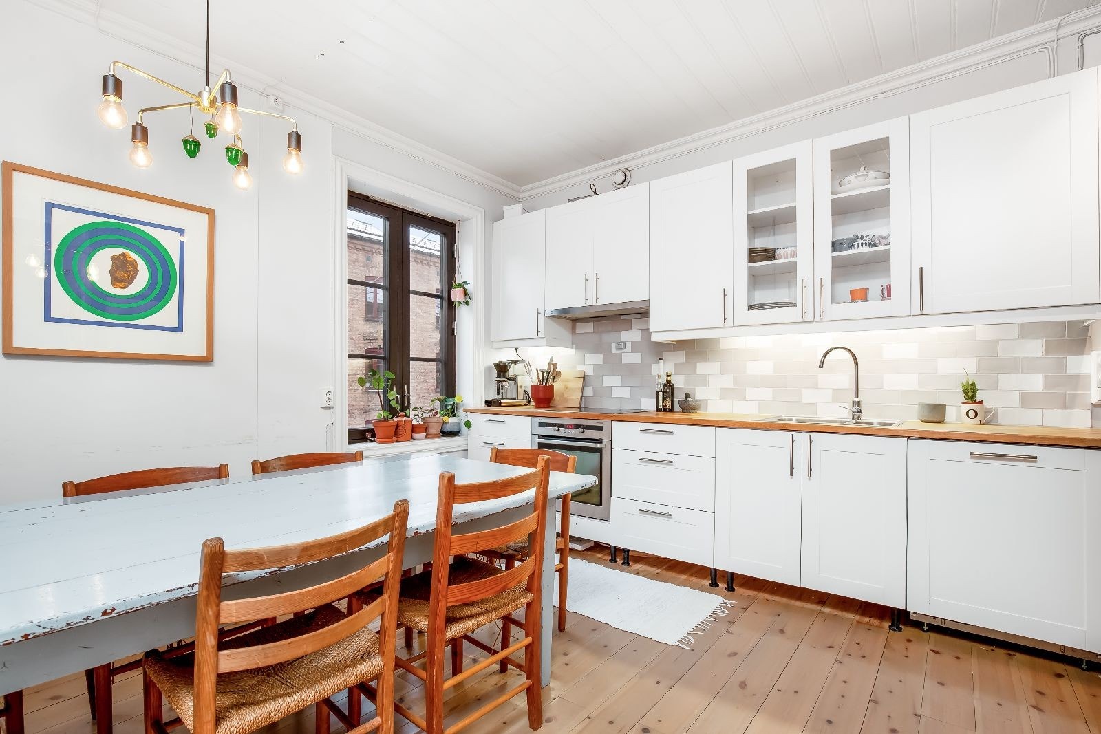 Kjøkken med plass til spisebord, og godt med skapplass.Hvitevarer medfølger. Galleribilde