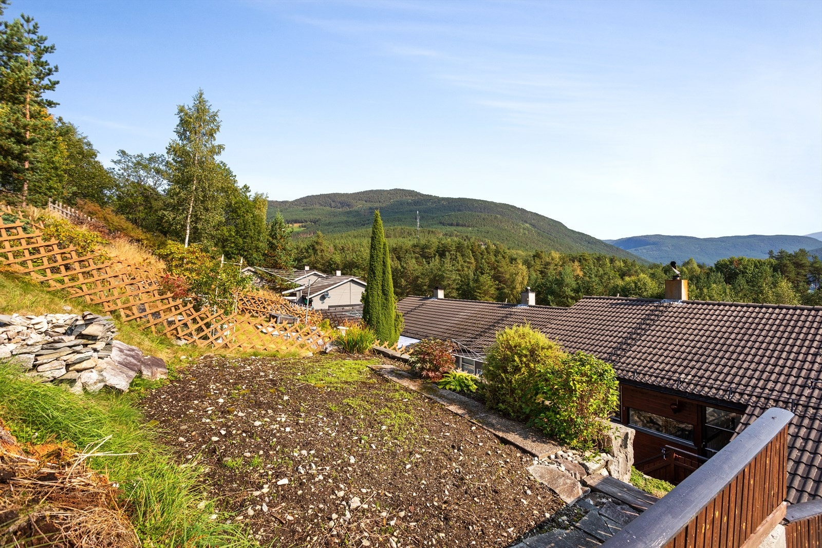 Hageområde på baksida av bustaden med variert beplantning. Galleribilde