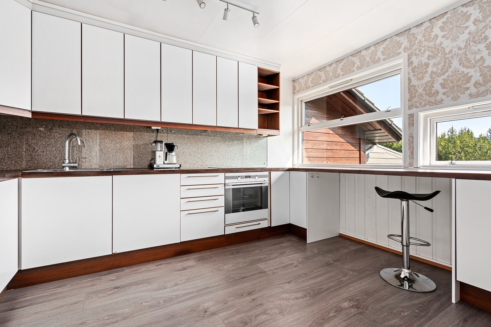 Romsleg kjøkken med god arealutnytting og praktiske overskap til himling. Galleribilde