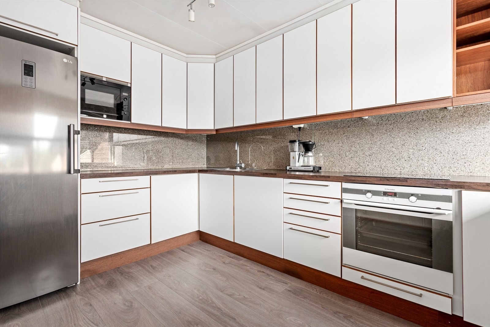 Kvitevarer i form av steikeomn, platetopp, oppvaskmaskin og frittståande kjøleskap. Galleribilde