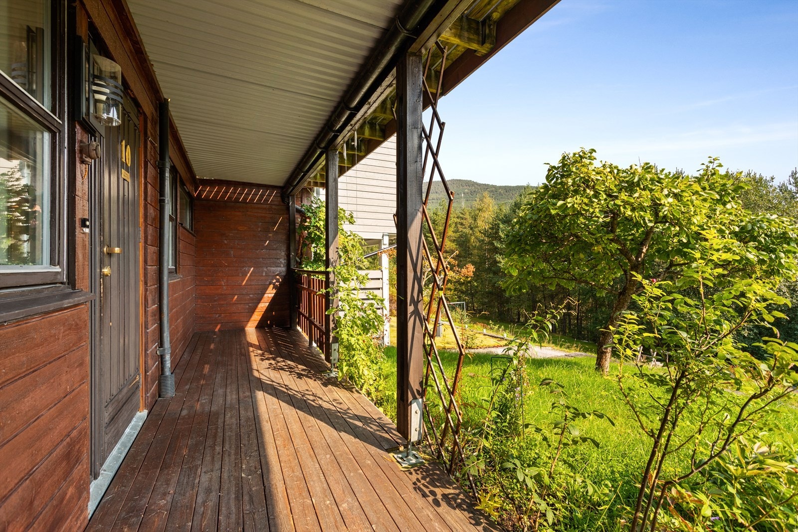 Utvendig inngangsparti er overbygd markterrasse med plass til utemøblement. Galleribilde