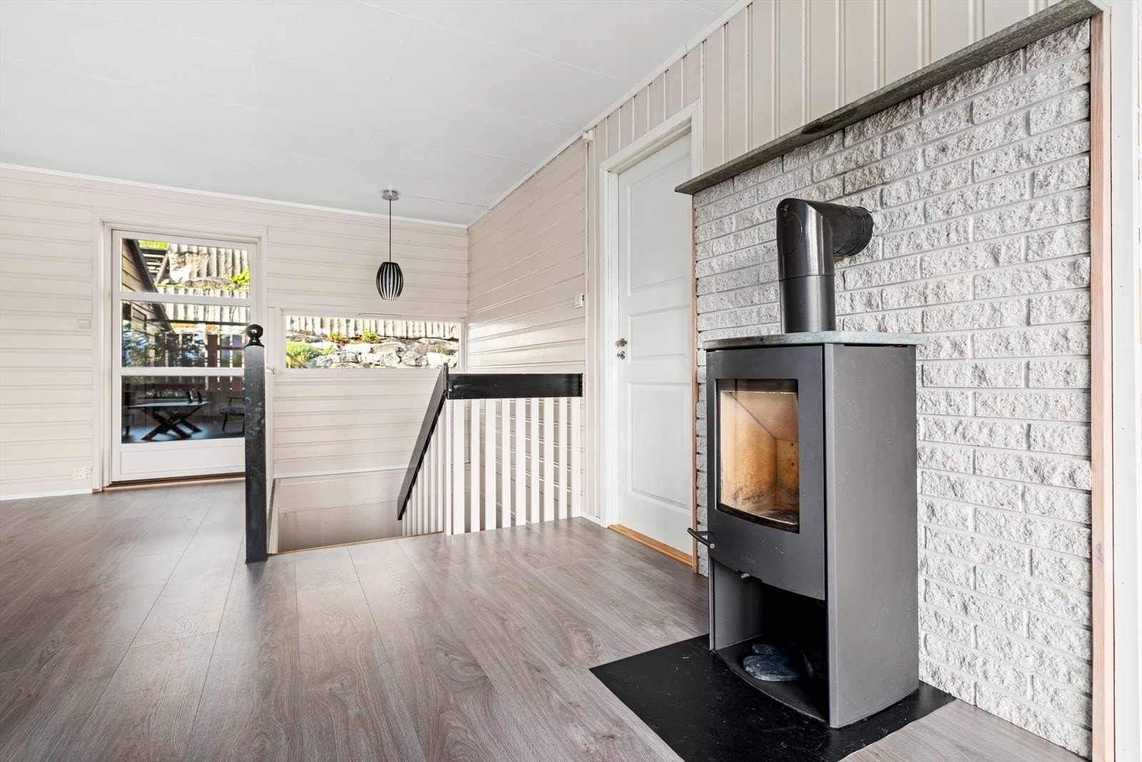 Frå stova er det også utgang til uteplass på baksida av bustaden. Galleribilde