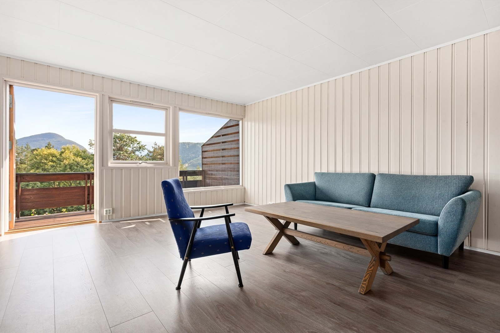 Dei store vindauga i stova gir mykje naturleg lys inn i opphaldsrommet og fint utsyn mot Amlaholten Galleribilde