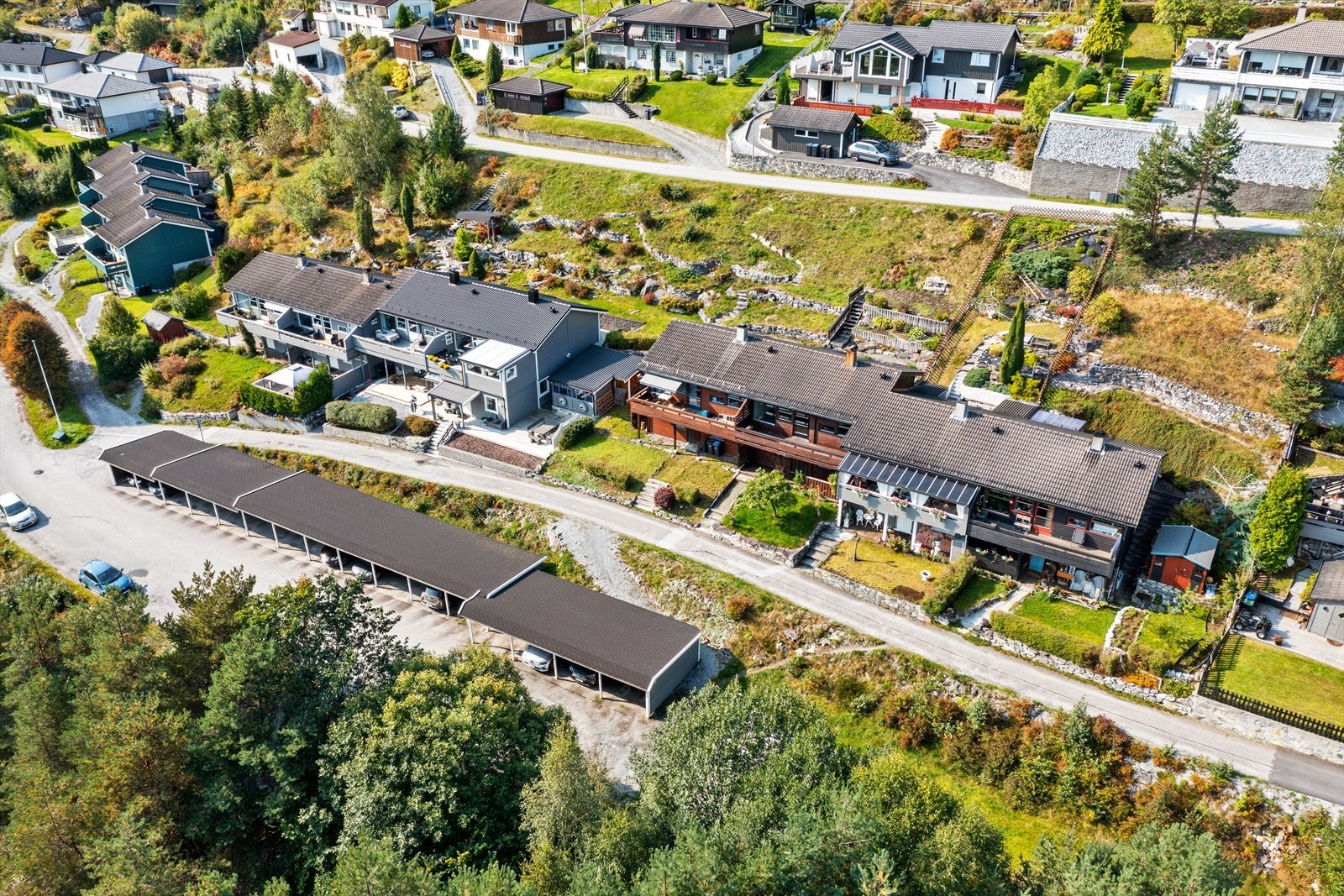 Eit innhaldsrikt rekkehus med parkering i carport, tre romslege soverom og fleire uteplassar. Galleribilde