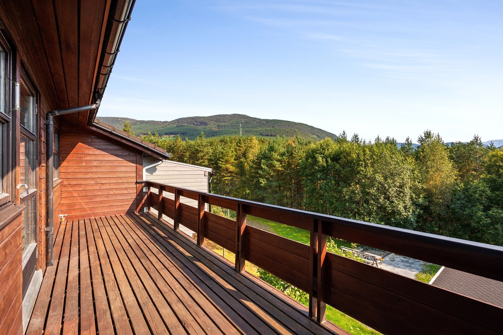 Frå stova er det utgang til veranda. Galleribilde