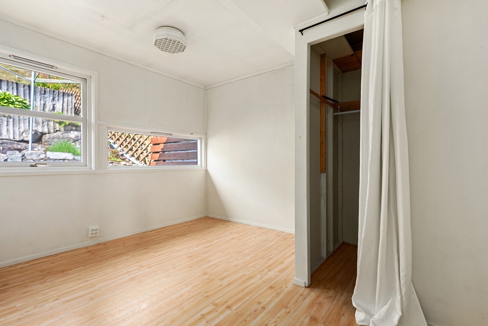 Soverommet i 1. etasje er romsleg og har garderobeløysing. Galleribilde