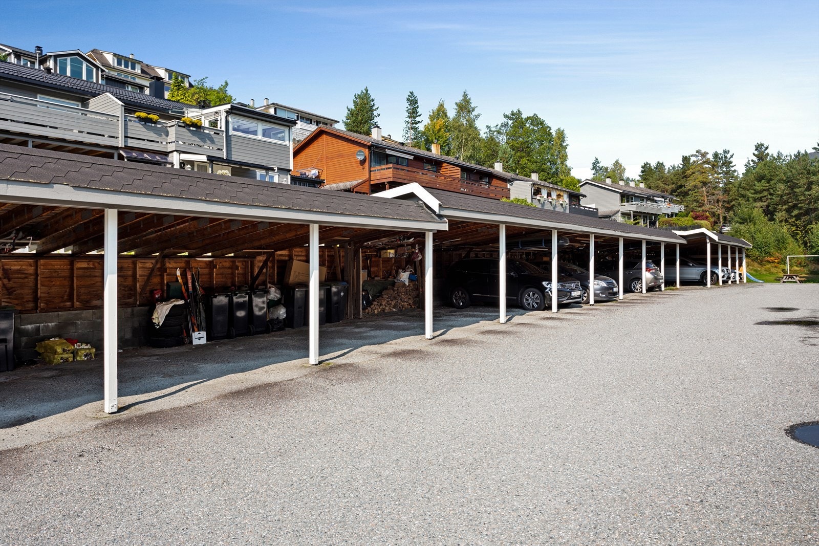 Praktisk parkering i felles carportanlegg. Galleribilde