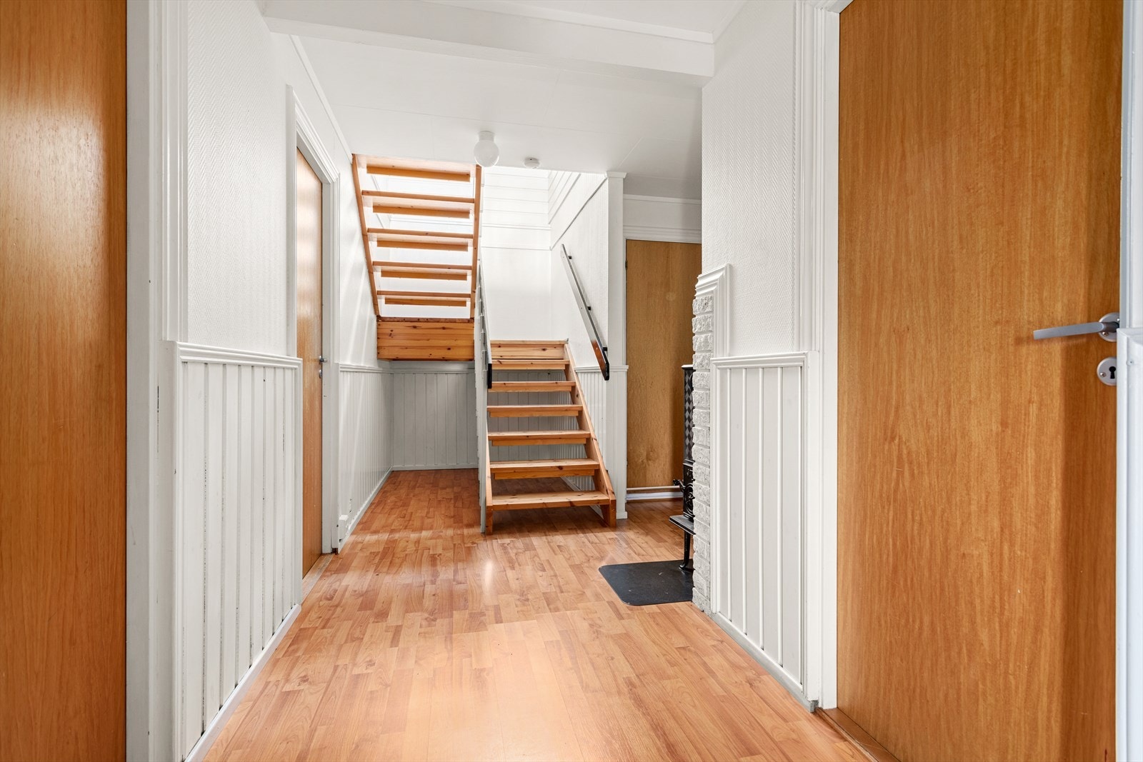 Underetasjen inneheld vindfang, hall m/trapp, to soverom, bad, vaskerom og to boder. Galleribilde