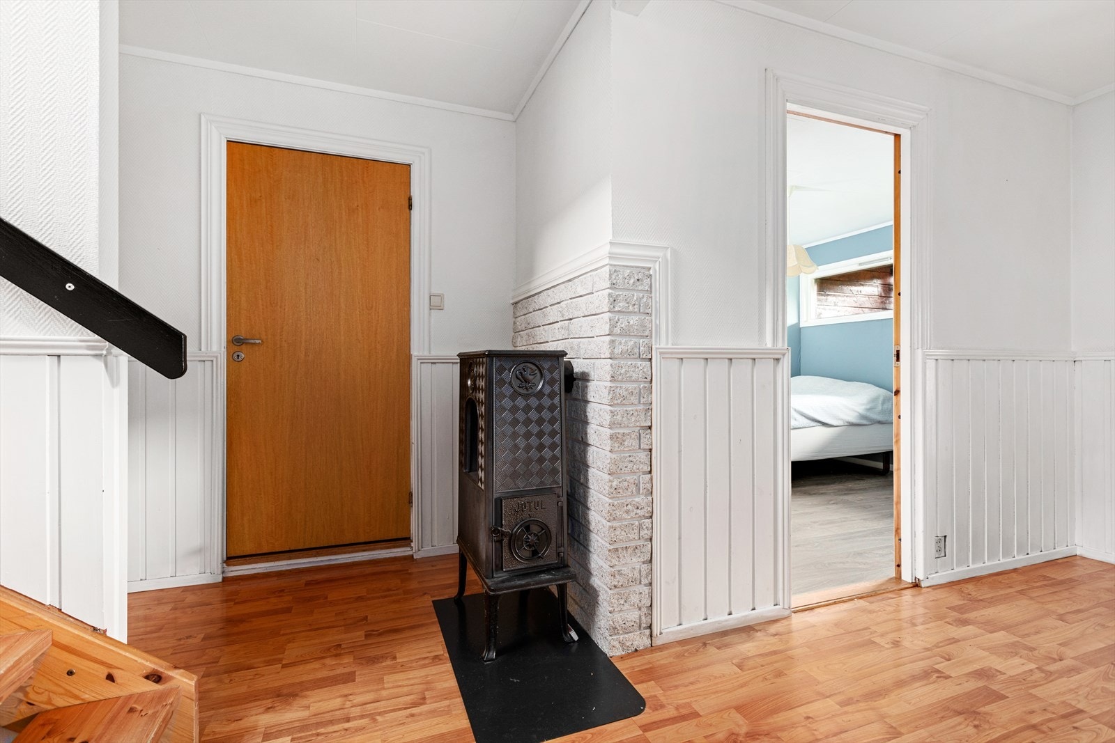 Det er installert vedomnar i begge etasjar. Galleribilde