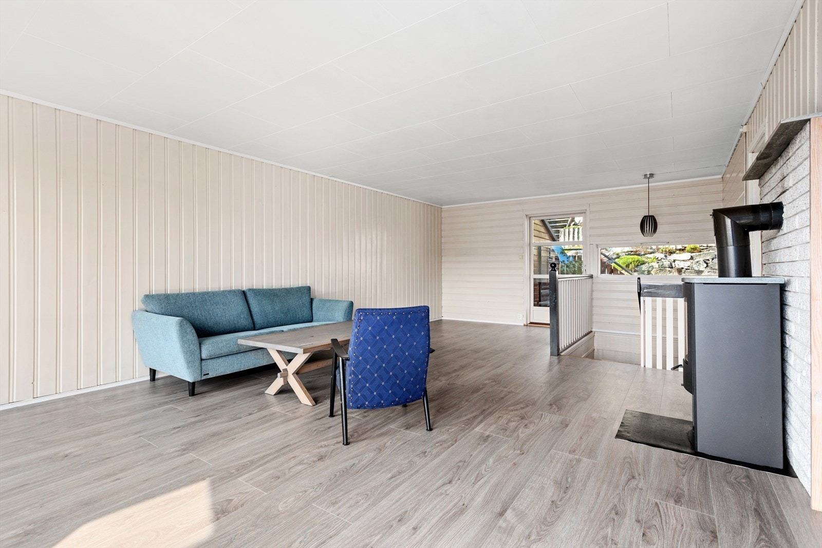 Bustaden vart oppført i 1983 og går over to etasjar, 1. etasje inneheld stove, kjøkken og eit soverom Galleribilde