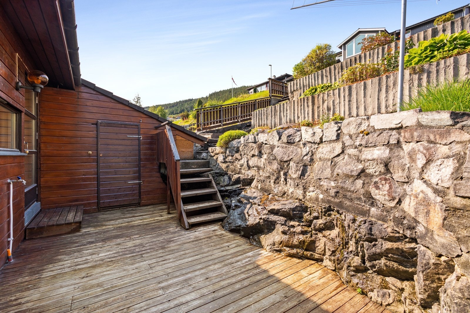 På baksida av bustaden er det opparbeida ein koseleg uteplass som har både utvendig og innvendig tilkomst. Galleribilde