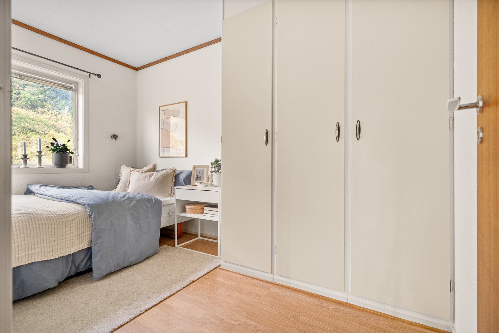 På soverommet er det gode oppbevaringsmuligheter. Galleribilde