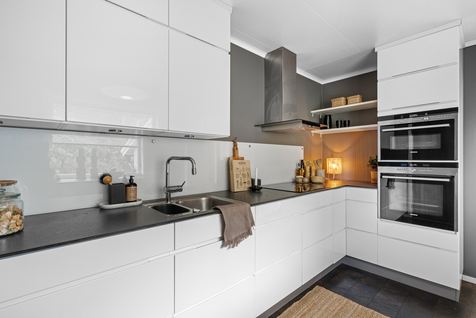 Moderne kjøkken med mange gode løsninger. Galleribilde