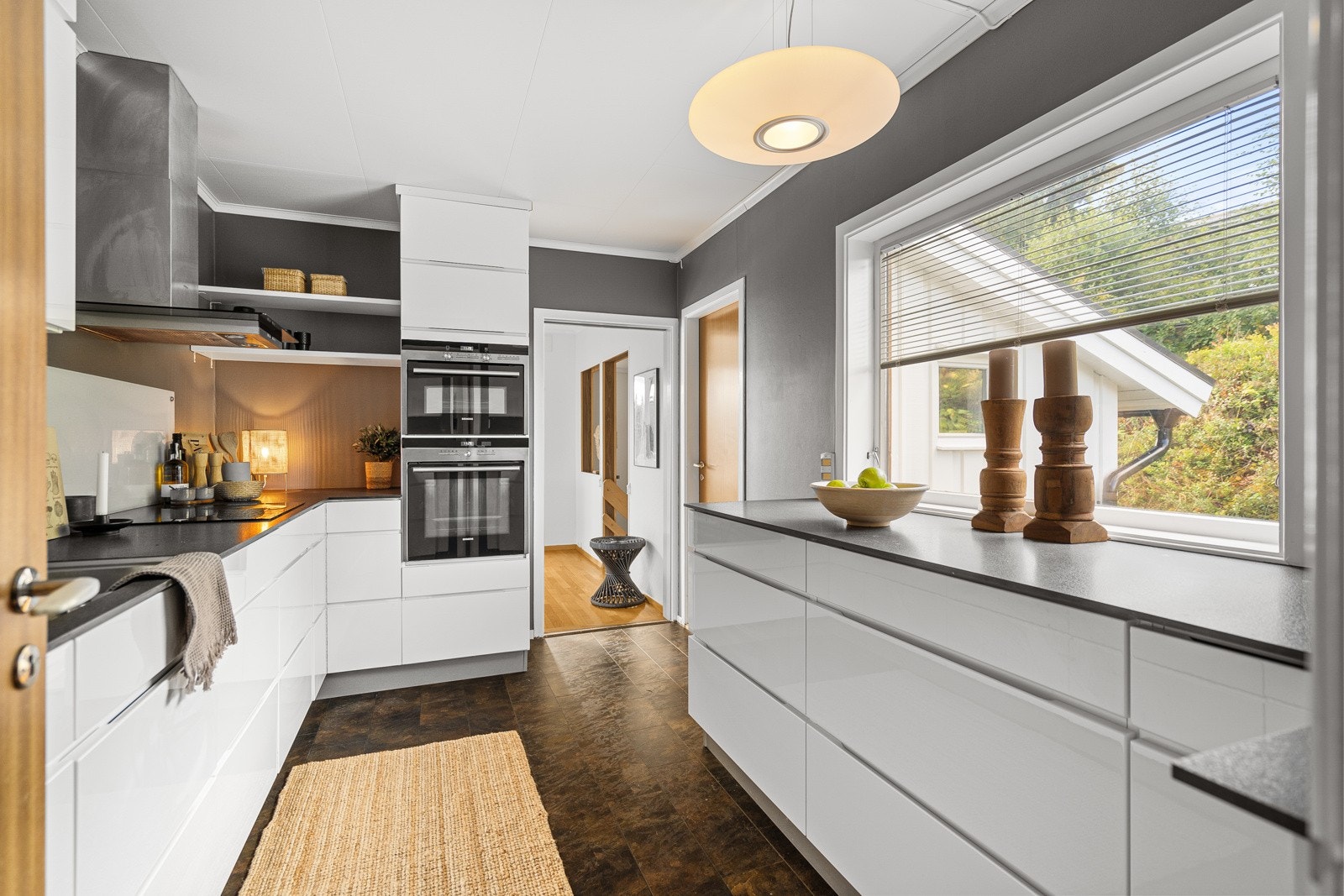 Et delikat kjøkken som er godt utbygget med skap, skuffer og benkeplass. Galleribilde