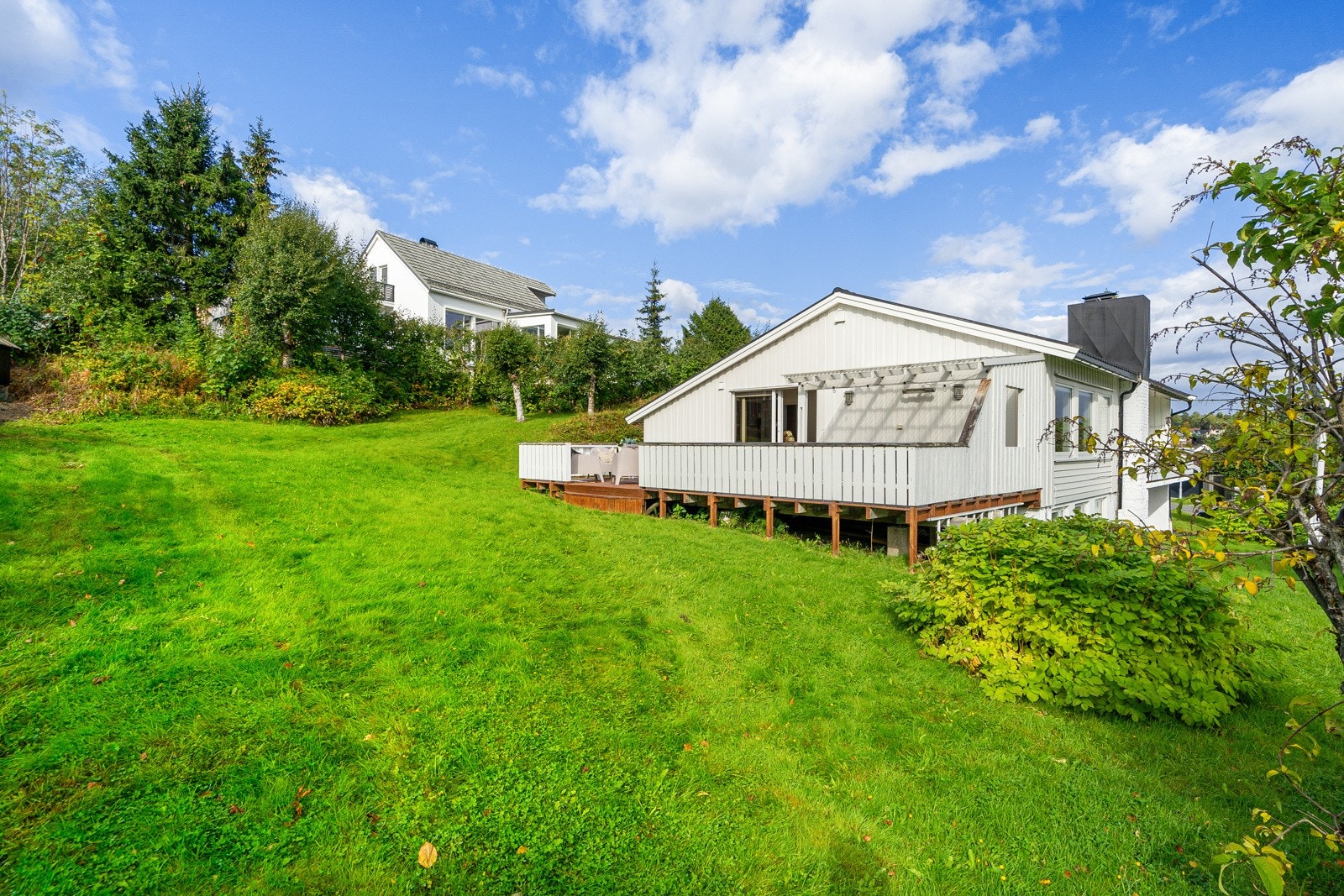 Hagen har plen med rikelig med boltreplass for de minste, og det er også nærhet til marka. Galleribilde