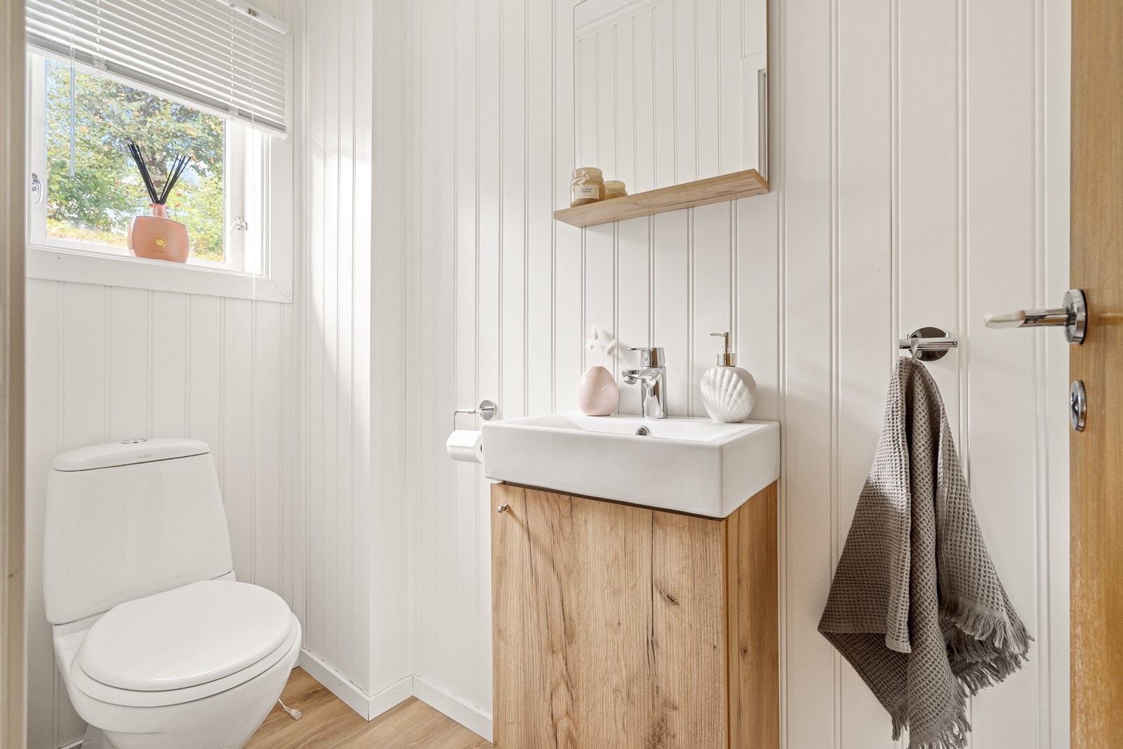 Praktisk toalettrom med innredning fra 2020. Galleribilde