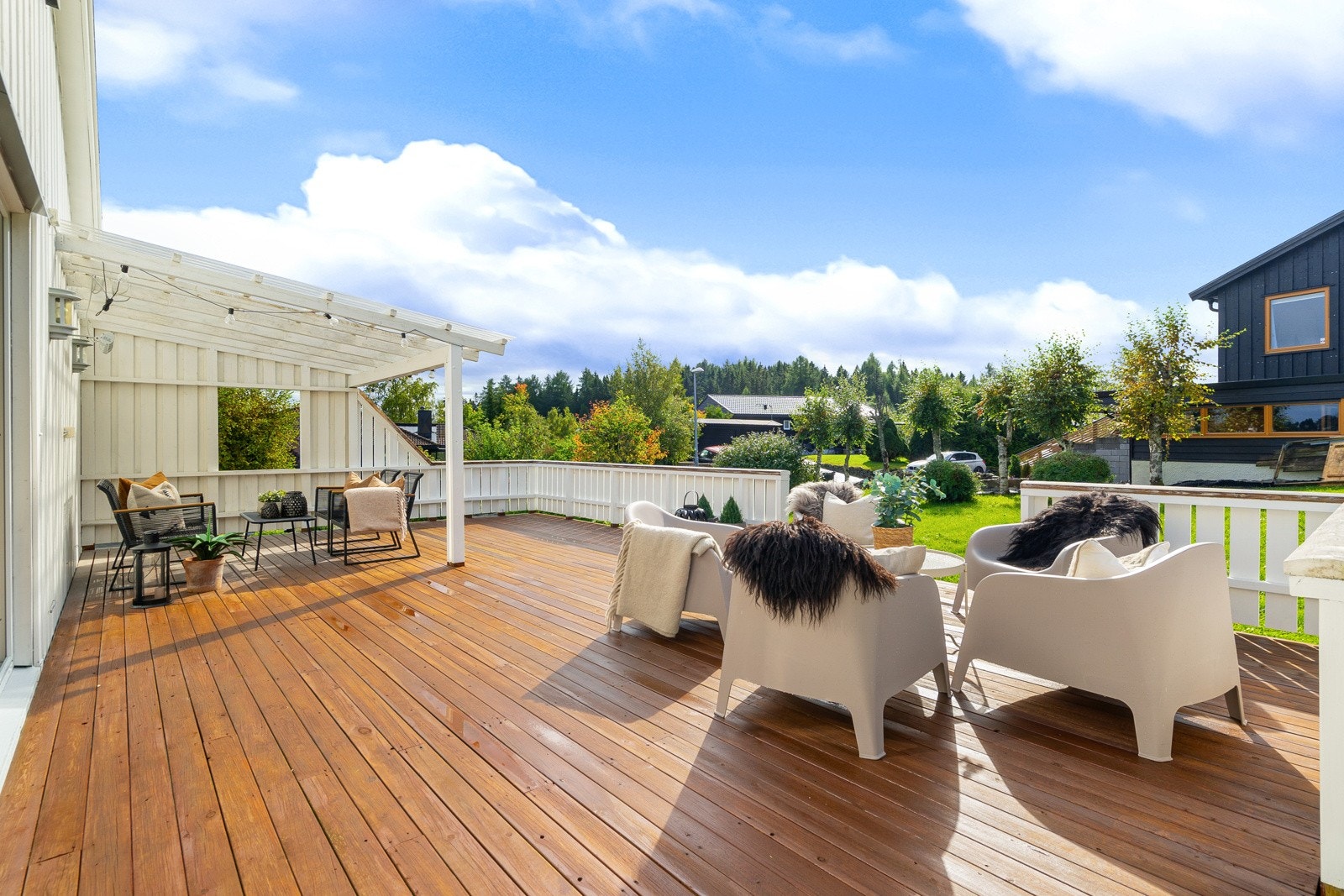 Verandaens utforming skaper naturlige soner. Det er god plass til ulike sittegrupper. Galleribilde