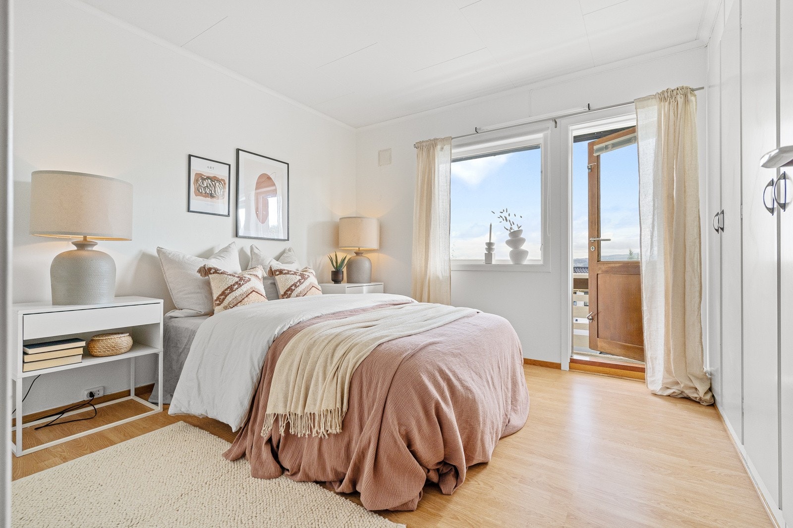 Lyst og fint soverom, kan enkelt møbleres etter ønske og behov. Galleribilde