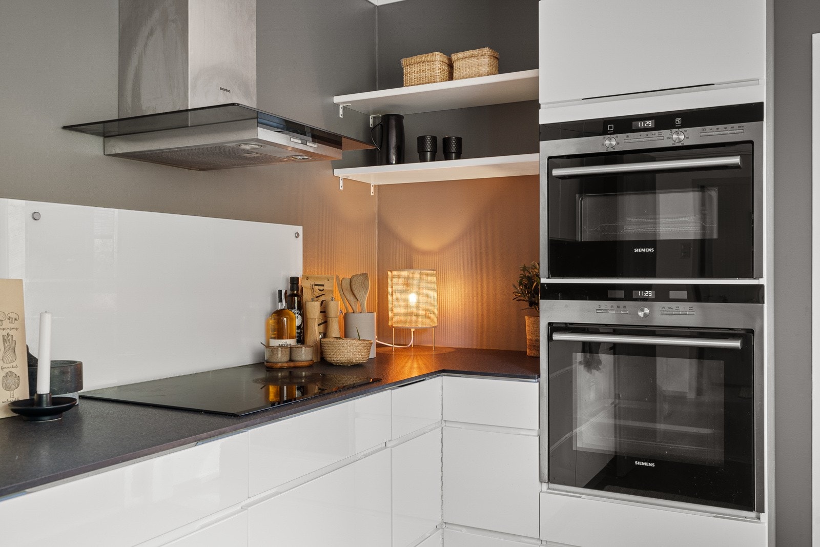 Kjøkkenet har integrert oppvaskmaskin, platetopp, stekeovn, mikrobølgeovn og ventilator. Galleribilde