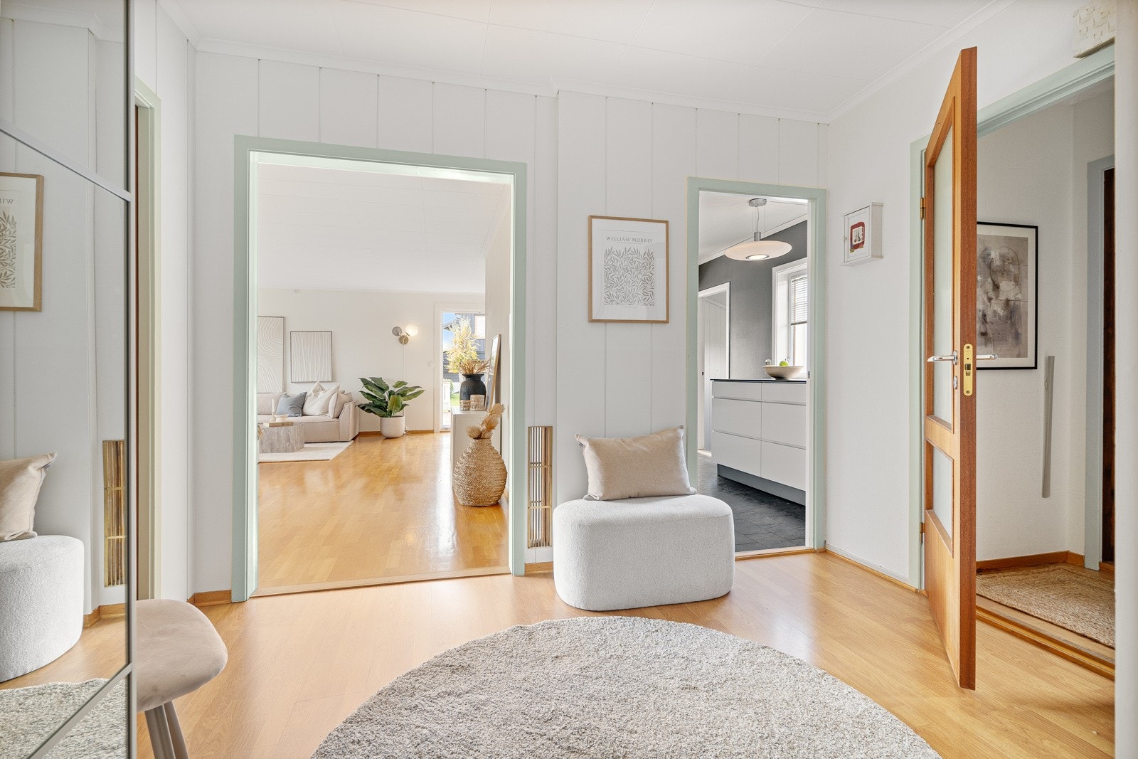 Entréen har en stor skyvedørsgarderobe som byr på gode oppbevaringsmuligheter. Galleribilde