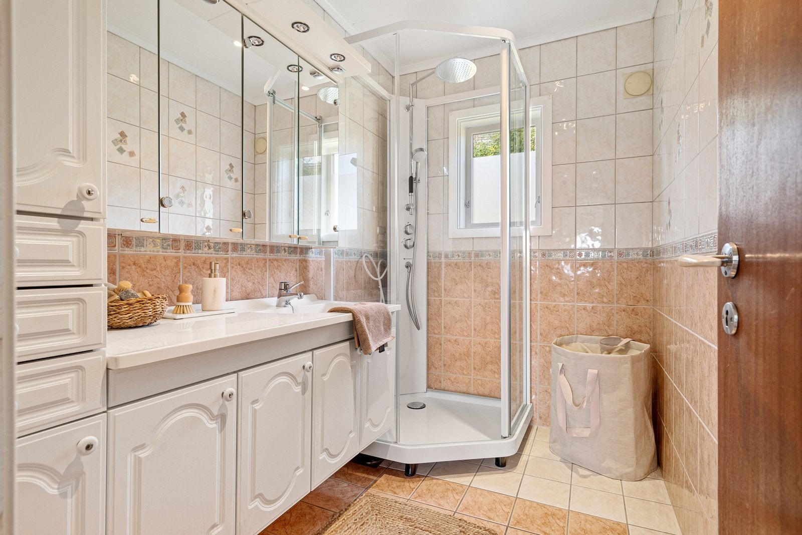 Bad utstyrt med blant annet dusjkabinett og servantinnredning. Galleribilde