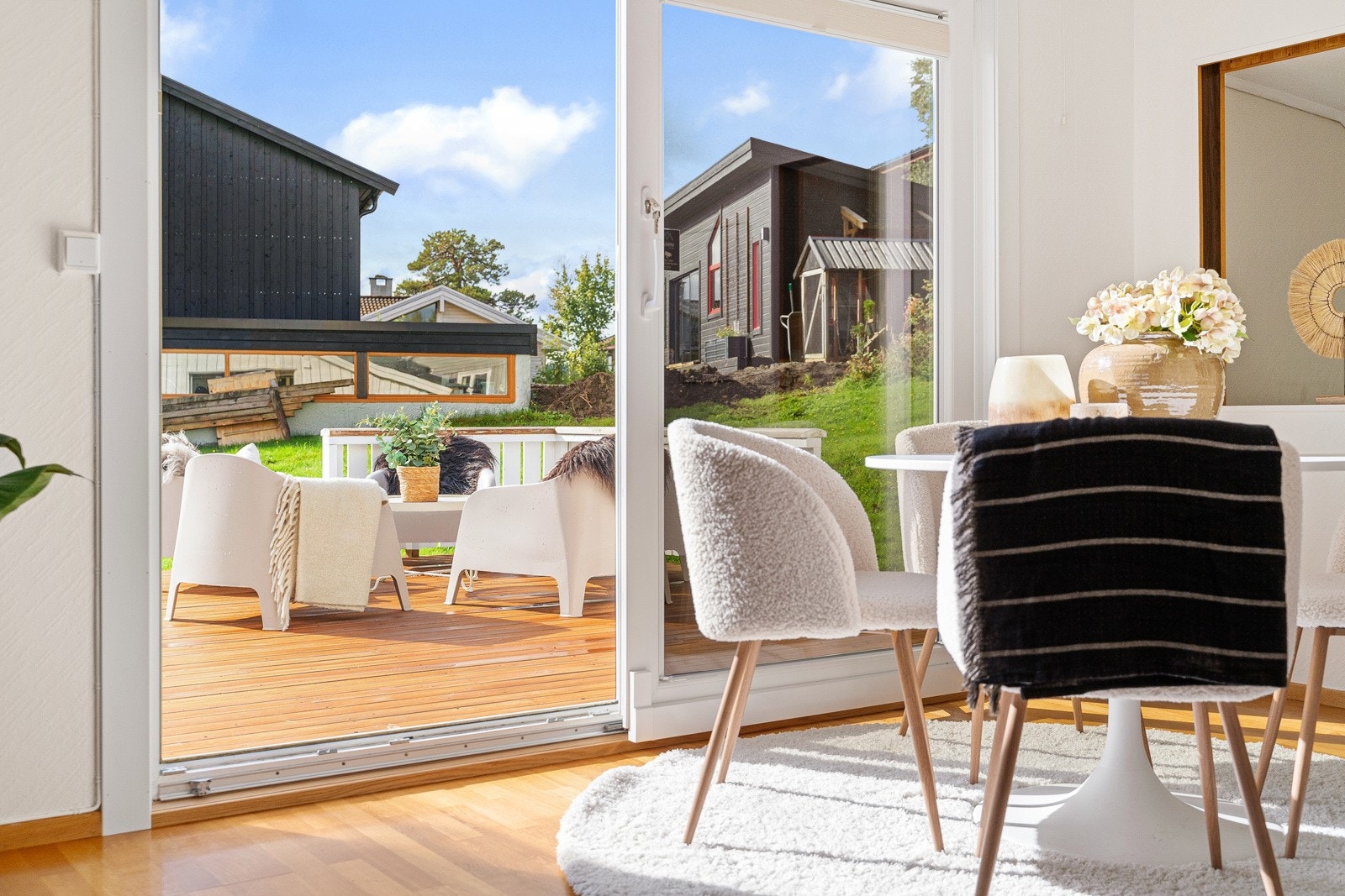 Hyggelig uteplass på verrandaen. Galleribilde