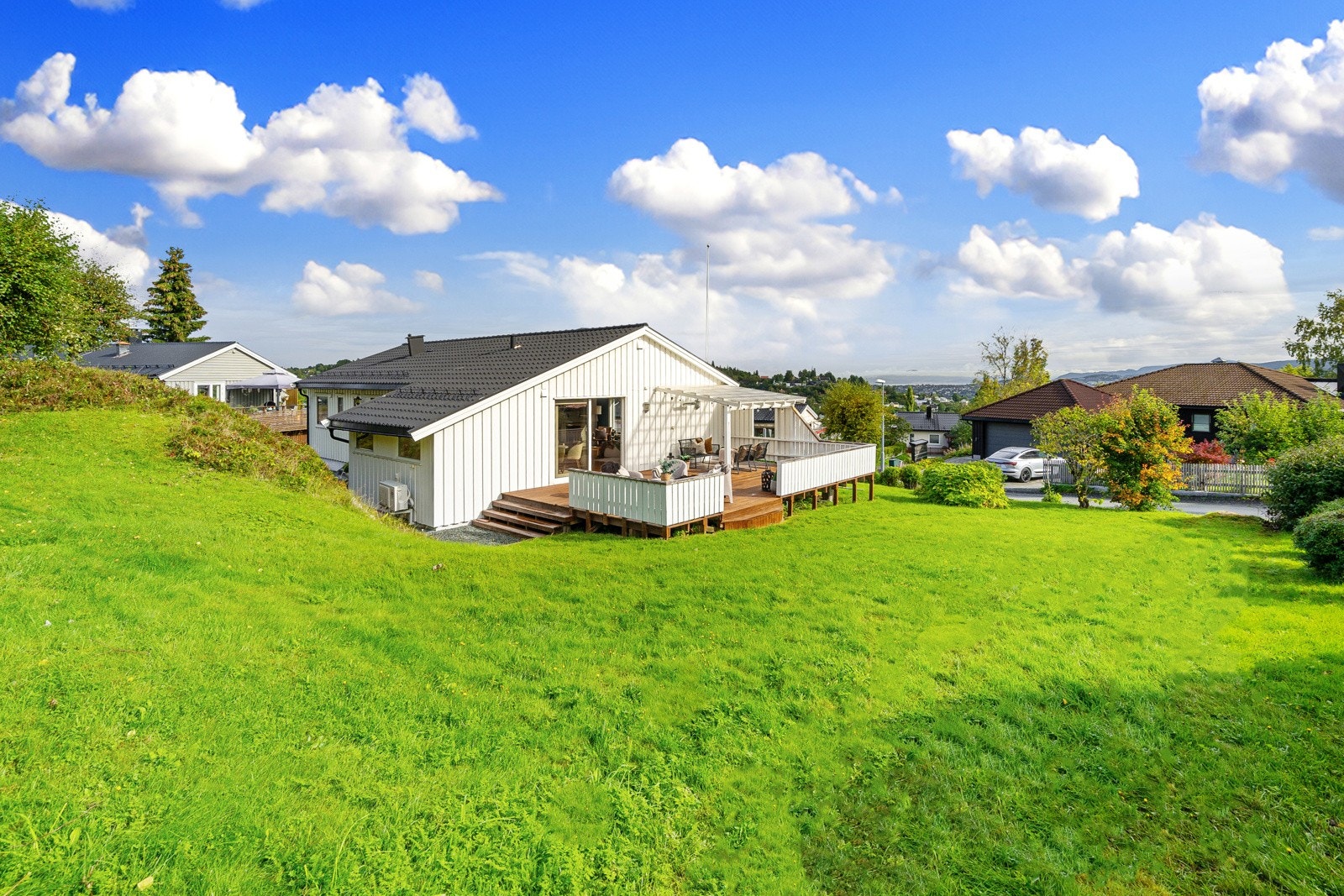 Offentlig transport ligger ca. 700m unna boligen, her har linje 11, 50, 52, 53 og 108 avgang. Galleribilde