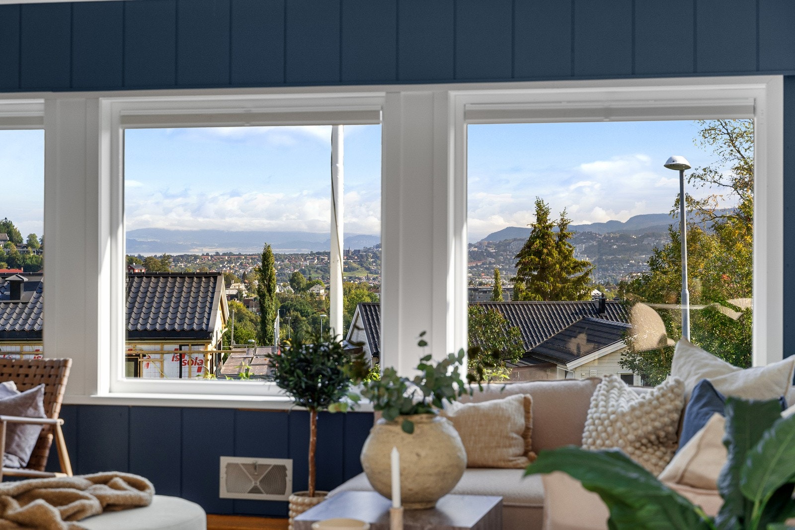 Stuen oppleves som lys og luftig. Store vindusflater gir godt med naturlig lysinnslipp. Galleribilde