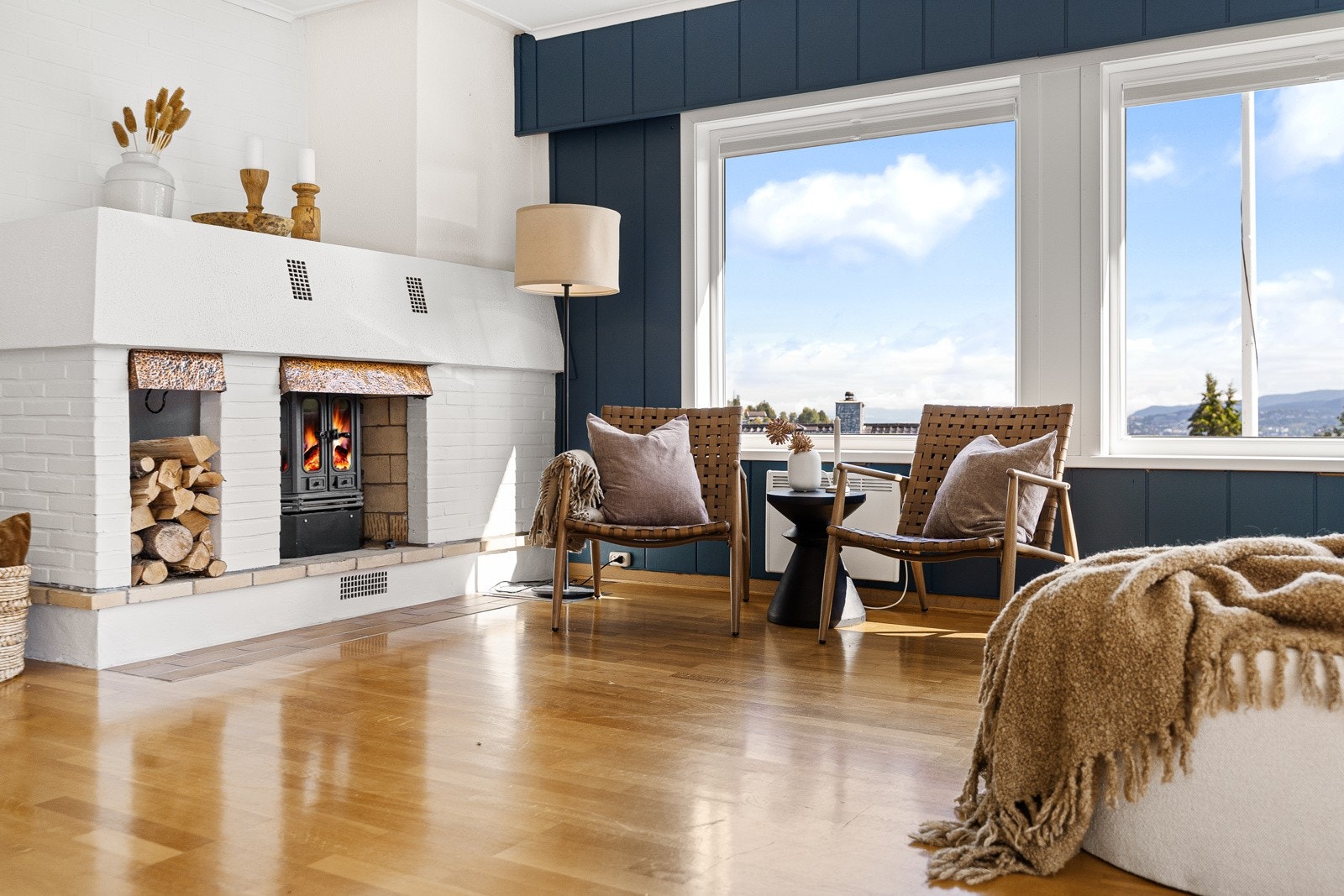 Stuen byr på peisovn, varmer godt og skaper en lun atmosfære på kalde vinter dager. Galleribilde