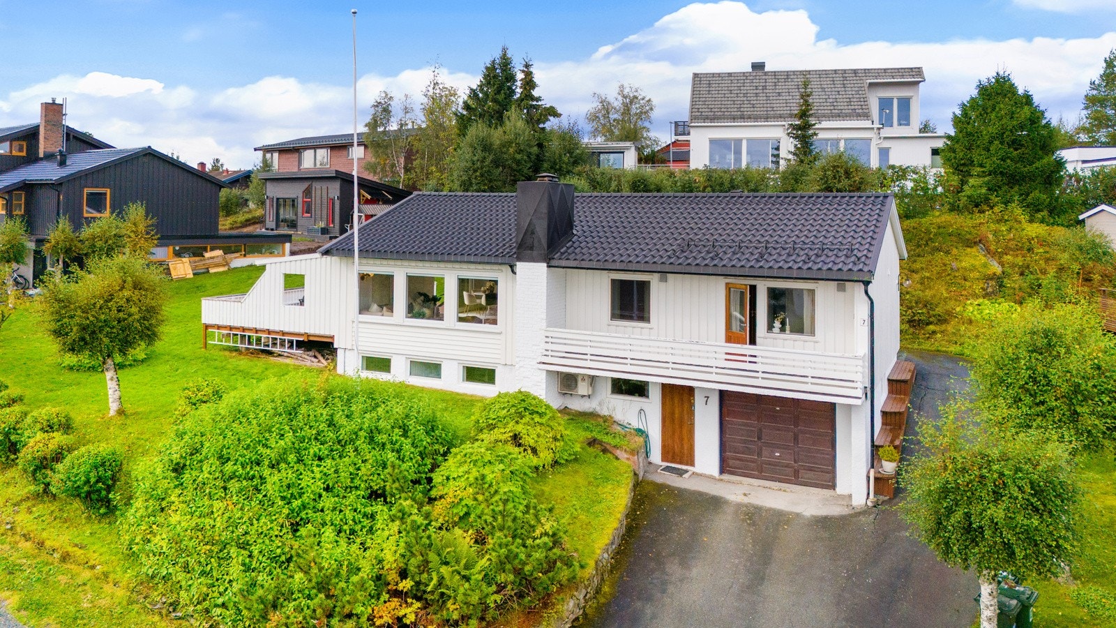 Velkommen til Jens Tvedts veg 7, en stor og innholdsrikt enebolig på 2 etasjer. Galleribilde