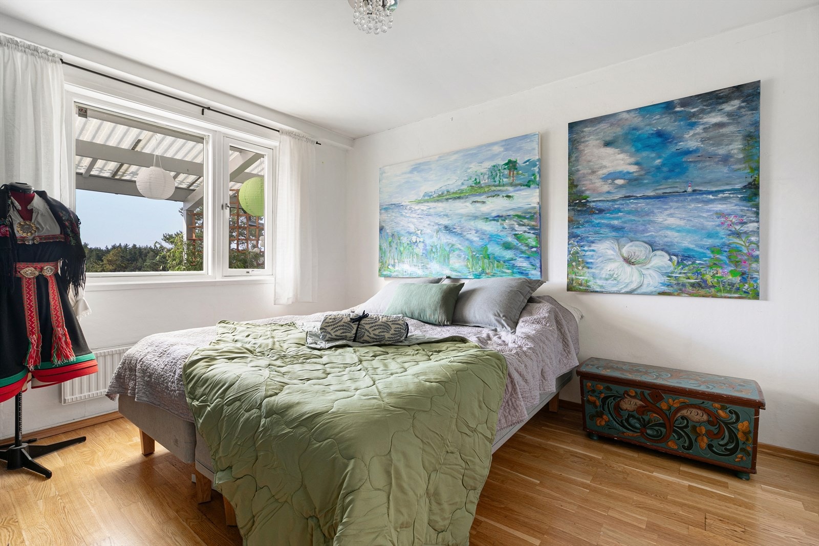 Hovedsoverom med god plass til dobbeltseng og garderbeløsning Galleribilde